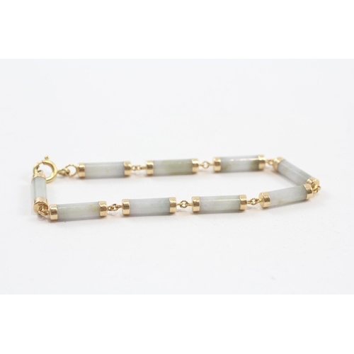 91 - 9ct Gold Vintage Jade Station Set Bracelet (7.2g)