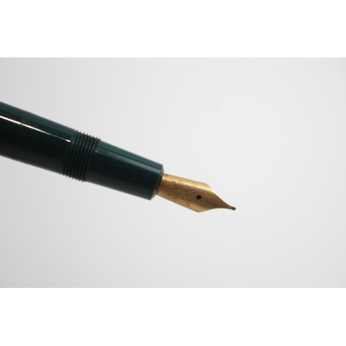 338 - Vintage PARKER Victory Green FOUNTAIN PEN w/ 14ct Gold Nib WRITING