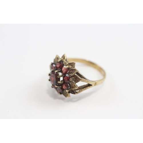 111 - 9ct Gold Garnet Floral Cluster Ring (3.4g) Size  M