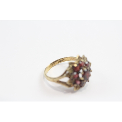 111 - 9ct Gold Garnet Floral Cluster Ring (3.4g) Size  M