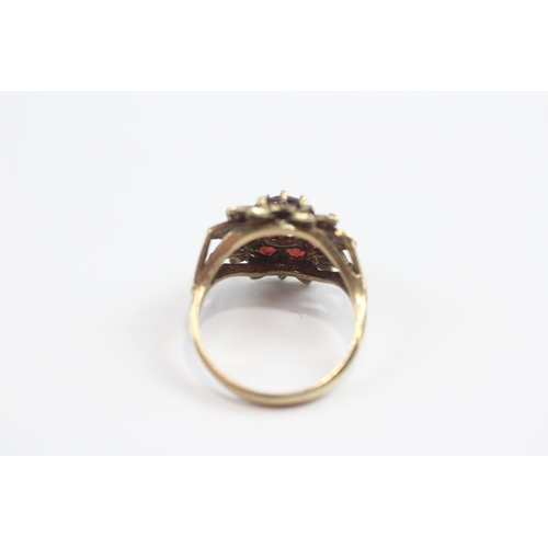 111 - 9ct Gold Garnet Floral Cluster Ring (3.4g) Size  M