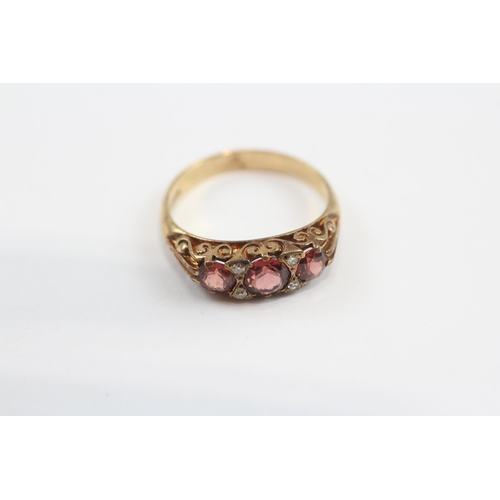 12 - 9ct Gold Garnet Three Stone Ring With Diamond Spacers (2.8g) Size  M