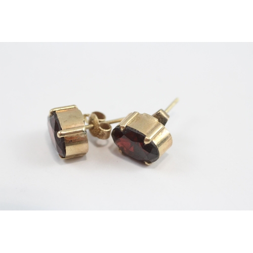 125 - 9ct Gold Vintage Garnet Stud Earrings (2.7g)