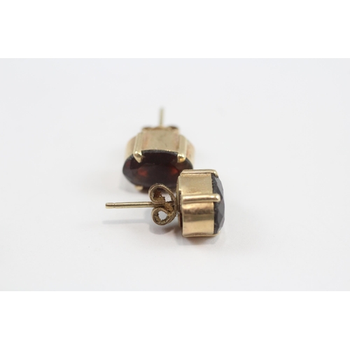 125 - 9ct Gold Vintage Garnet Stud Earrings (2.7g)