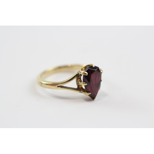 49 - 14ct Gold Garnet Tear Drop Single Stone Ring (3.1g) Size  K 1/2