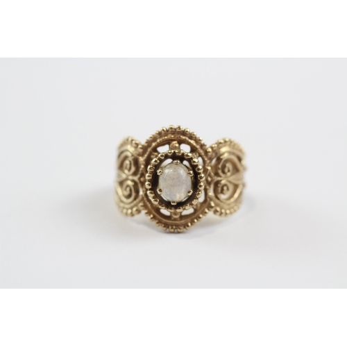 61 - 9ct Gold Moonstone Ornate Open Work Ring (3.5g) Size  K