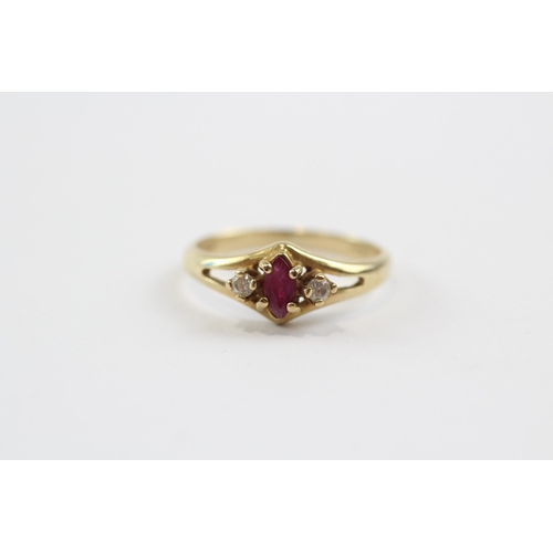 63 - 14ct Gold Ruby And Clear Gemstone Trilogy Ring (2g) Size  J