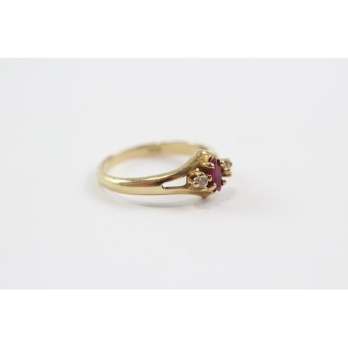 63 - 14ct Gold Ruby And Clear Gemstone Trilogy Ring (2g) Size  J