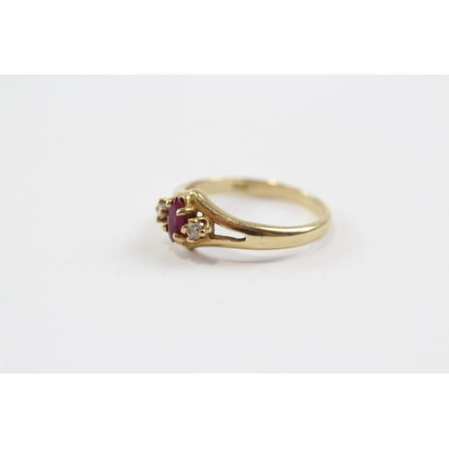 63 - 14ct Gold Ruby And Clear Gemstone Trilogy Ring (2g) Size  J