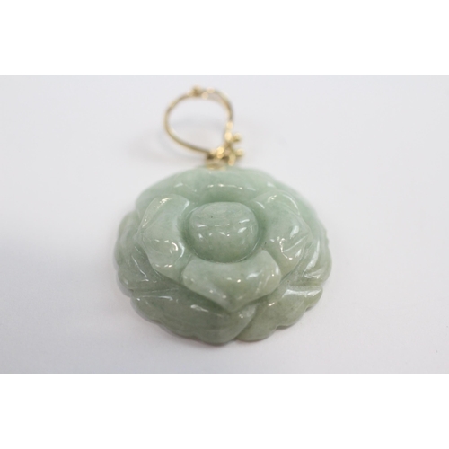 69 - 14ct Gold Jade Carved Flower Pendant (6.9g)