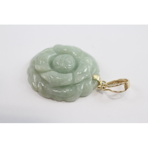 69 - 14ct Gold Jade Carved Flower Pendant (6.9g)