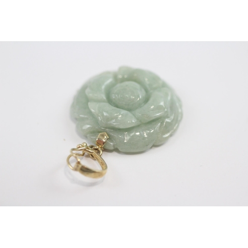 69 - 14ct Gold Jade Carved Flower Pendant (6.9g)