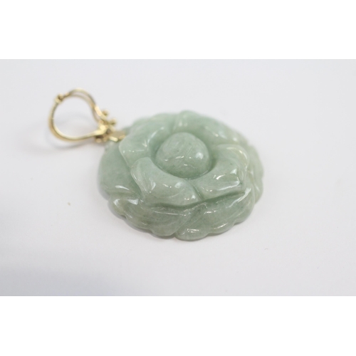 69 - 14ct Gold Jade Carved Flower Pendant (6.9g)