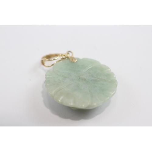 69 - 14ct Gold Jade Carved Flower Pendant (6.9g)