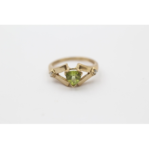 109 - 9ct Gold Peridot Single Stone Ring With Diamond Set Split Shank (3.1g) Size  O 1/2