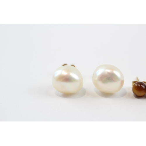 118 - 2 X 9ct Gold Cultured Pearl & Tiger's Eye Stud Earrings (3.9g)