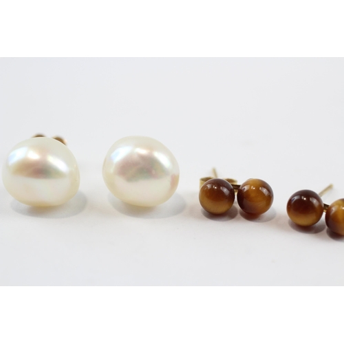 118 - 2 X 9ct Gold Cultured Pearl & Tiger's Eye Stud Earrings (3.9g)