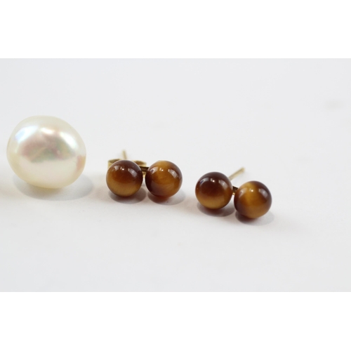 118 - 2 X 9ct Gold Cultured Pearl & Tiger's Eye Stud Earrings (3.9g)