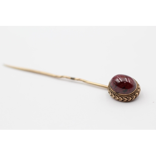 158 - 15ct Gold Head Antique Garnet Stick Pin Brooch With 9ct Gold Pin (3.3g)