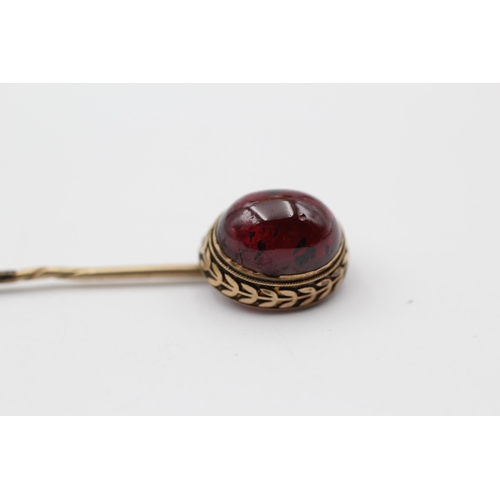 158 - 15ct Gold Head Antique Garnet Stick Pin Brooch With 9ct Gold Pin (3.3g)