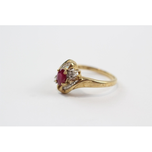 22 - 9ct Gold Ruby & Diamond Stylised Twist Setting Cluster Ring (2.6g) Size  O