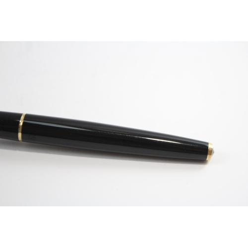 302 - Vintage Parker 61  Black Fountain Pen w/ 14ct Gold Nib, Gold Plate Cap WRITING