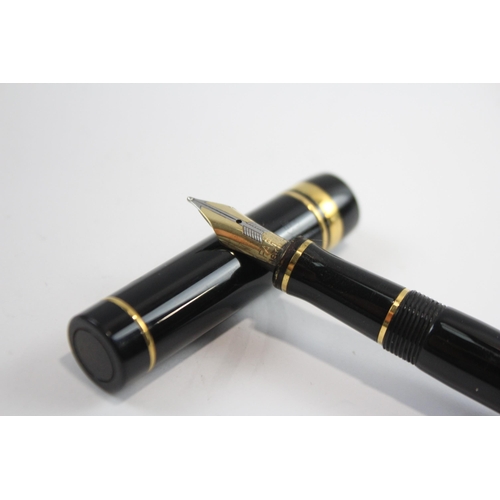 328 - Parker Duofold Black Lacquer Fountain Pen w/ 18ct Gold Nib WRITING