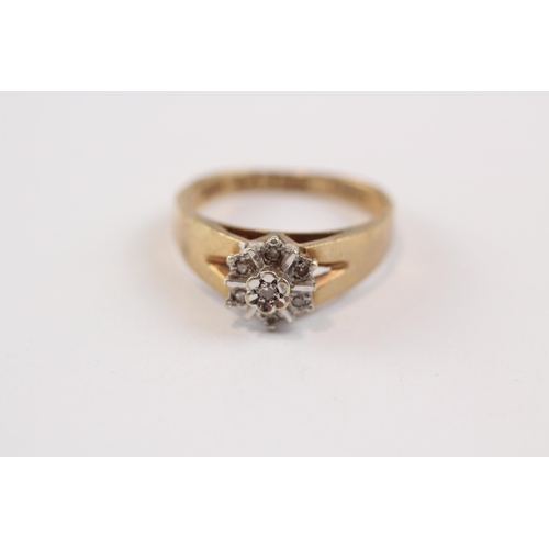 101 - 9ct Gold Diamond Floral Cluster Ring (3.6g) Size  P