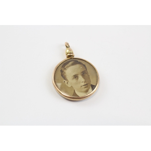 102 - 9ct Gold Antique Round Double Locket Pendant (2.4g)