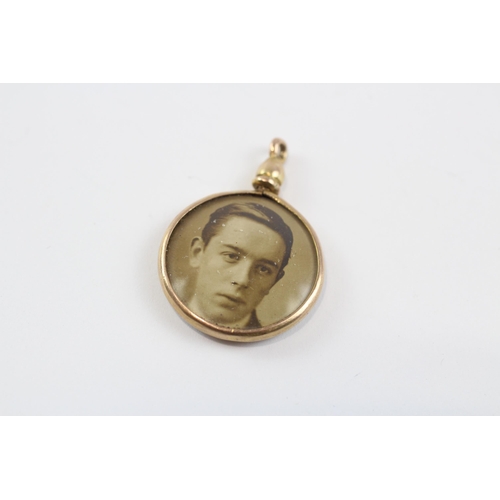 102 - 9ct Gold Antique Round Double Locket Pendant (2.4g)