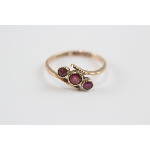 133 - 9ct Gold Ruby & Garnet Three Stone Ring (1.7g) Size  P