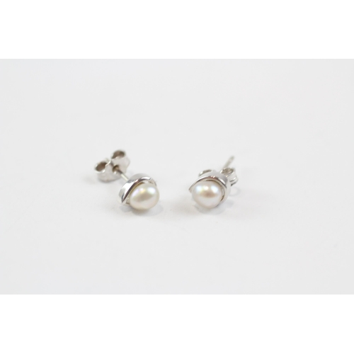 137 - 18ct White Gold Cultured Pearl Stud Earrings (1.5g)