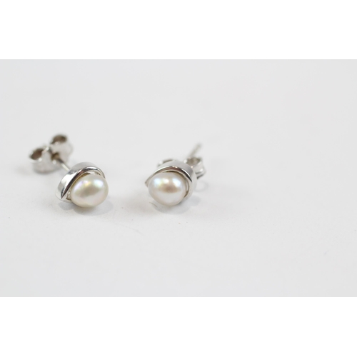 137 - 18ct White Gold Cultured Pearl Stud Earrings (1.5g)