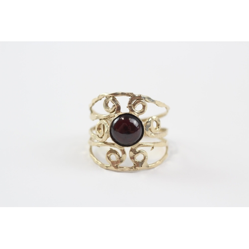 246 - 9ct Gold Garnet Single Stone Openwork Ring (4g) Size  S