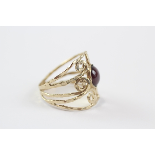 246 - 9ct Gold Garnet Single Stone Openwork Ring (4g) Size  S