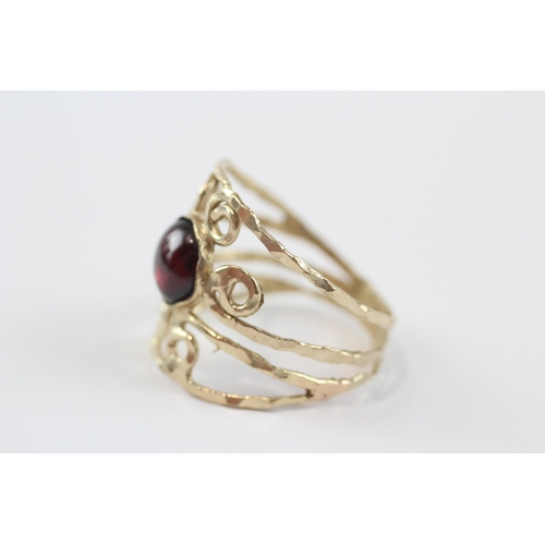 246 - 9ct Gold Garnet Single Stone Openwork Ring (4g) Size  S