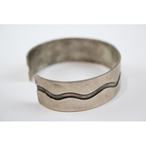 291 - Silver Bangle With Wave Channel Design (44g)