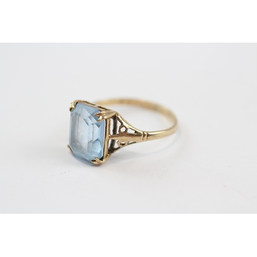 79 - 9ct Gold Blue Paste Single Stone Ring (1.8g) M