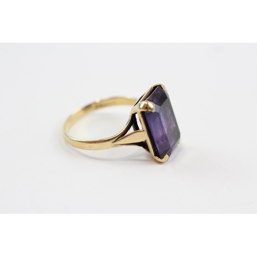 9 - 9ct Gold Synthetic Sapphire Single Stone Ring (3.7g) Size  M