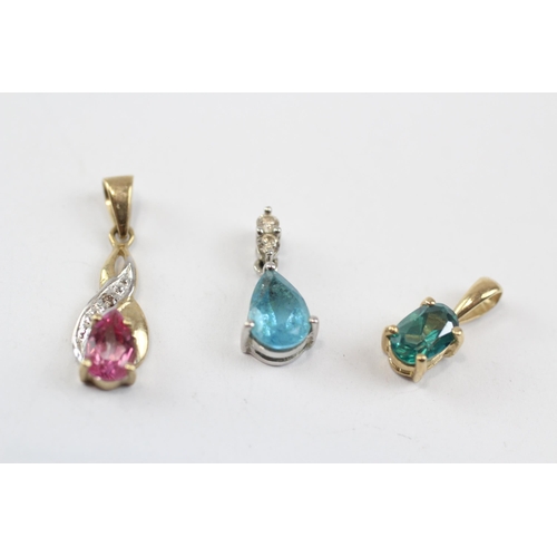 95 - 3 X 9ct Gold Blue Topaz & Coated Pink Topaz Pendant (1.6g)