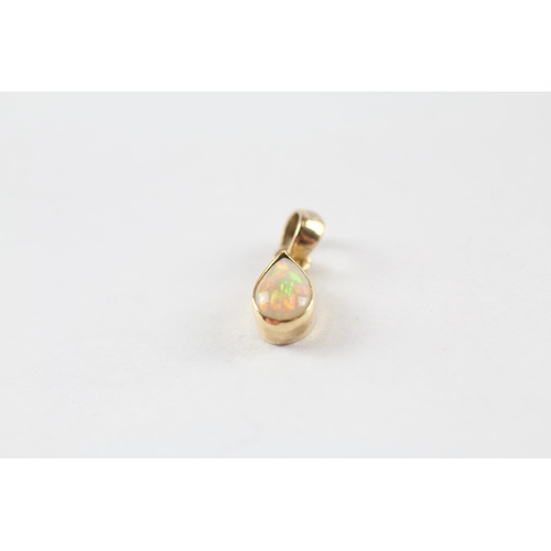 98 - 3 X 9ct Gold Opal Pendant (2.4g)