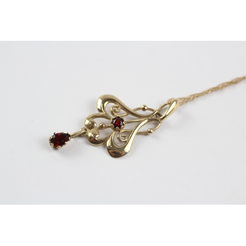 99 - 9ct Gold Garnet Openwork Pendant Necklace (3.8g)