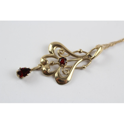 99 - 9ct Gold Garnet Openwork Pendant Necklace (3.8g)