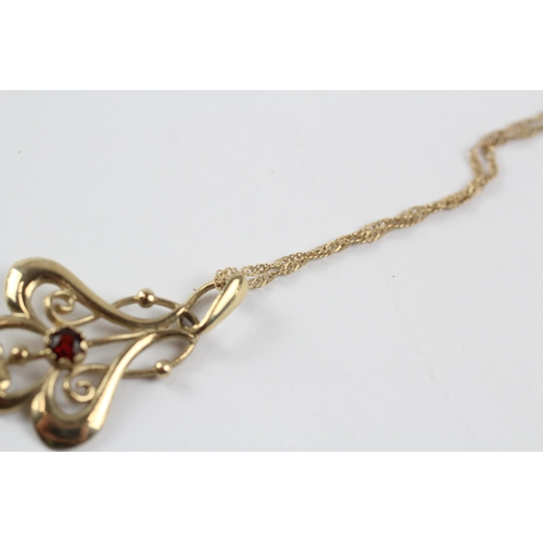 99 - 9ct Gold Garnet Openwork Pendant Necklace (3.8g)