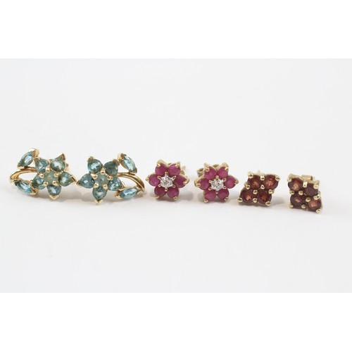 91 - 3 X 9ct Gold Paired Gemstone Cluster Earrings Inc. Synthetic Ruby, Garnet, Topaz & Diamond (4.4g)