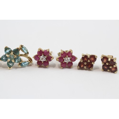 91 - 3 X 9ct Gold Paired Gemstone Cluster Earrings Inc. Synthetic Ruby, Garnet, Topaz & Diamond (4.4g)