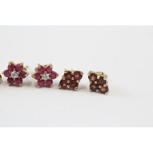 91 - 3 X 9ct Gold Paired Gemstone Cluster Earrings Inc. Synthetic Ruby, Garnet, Topaz & Diamond (4.4g)