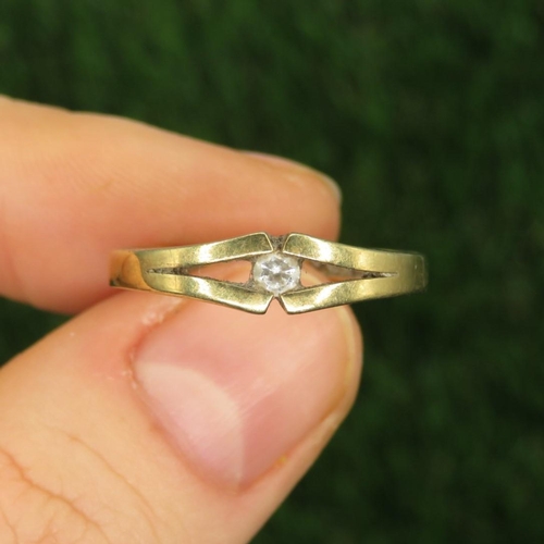 42 - 9ct Gold White Gemstone Single Stone Ring With Split Shank (1.5g) Size  O