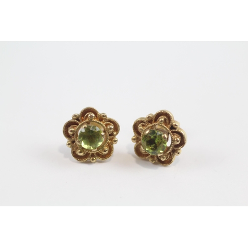 105 - 9ct Gold Peridot Set Floral Stud Earrings (2.9g)