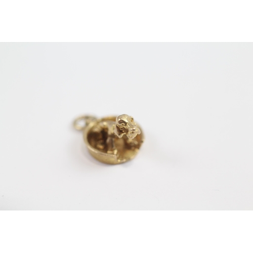 109 - 9ct Gold Vintage Dog In Dog-Basket Charm (2.5g)